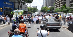 Las protestas continúan: Estudiantes cerraron la avenida Francisco de Miranda (Fotos)