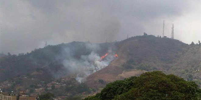 Se registró incendio en El Ávila a la altura de Catia (Fotos)