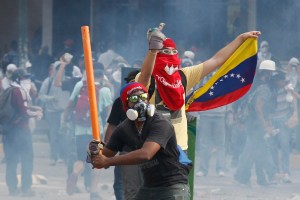 LA FOTO: El jonronero de las protestas en Caracas