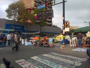 Protesta frente a la ONU restringe el paso en la avenida Francisco de Miranda (Fotos)
