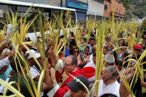 Cientos de feligreses llenaron Baruta con palmas benditas (Fotos)