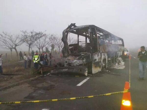 Aumenta a 36 cifra de muertos por choque de un autobús en México