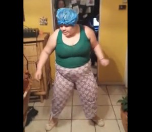Mujer que baila mientras limpia causa furor en las redes sociales (Video)