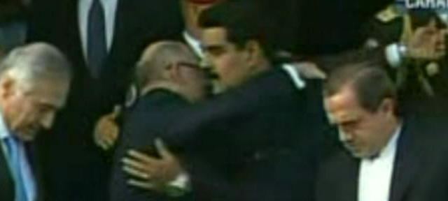 Maduro en abrazo fraternal con el canciller argentino Héctor Timerman