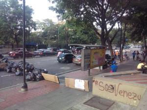 Barricadas en la Av. Francisco de Miranda a la altura de Centro Plaza (Fotos)