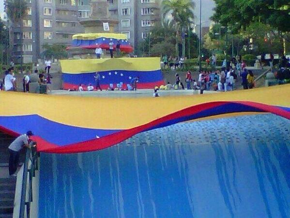 Tres grandes banderas adornaron la Plaza Altamira (Fotos)