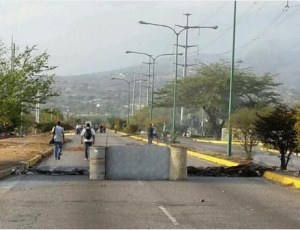 Trancada La Ribereña con barricadas (Foto)