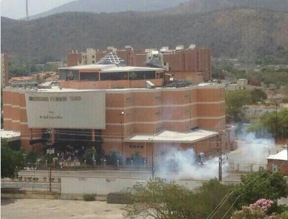 Fuerte represión cerca de la Universidad Fermín Toro en Barquisimeto (Fotos)