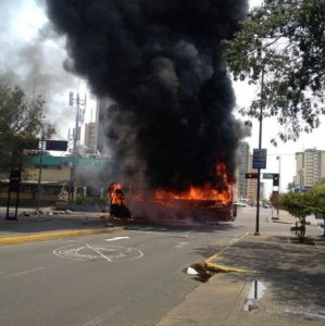 Incendian autobús de Pdvsa en Maracaibo (Fotos)