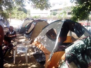 Motorizados arremeten contra “Campamento de la Libertad” en Valencia y dejan dos heridos