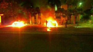 Paramilitares atacaron a vecinos en Barquisimeto: Un herido y carros quemados #16A (Fotos)