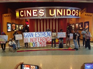 Protesta creativa en el cine: Gran estreno tu indiferencia nos mata (Foto)