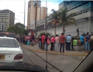 Cola para comprar alimentos en un supermercado de Caracas (Foto)