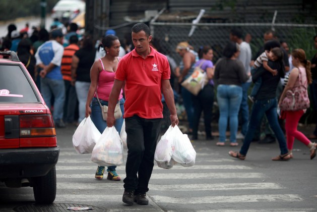 Las largas colas para comprar comida no cesaron en Venezuela durante 2014 (AFP PHOTO/FEDERICO PARRA)
