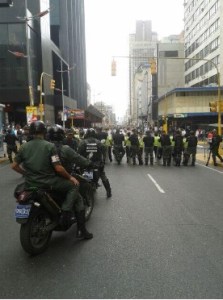 Barricada oficialista tranca la avenida Universidad hasta la Baralt (Foto)