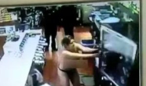 Mujer en topless destroza un local de comida rápida (video)