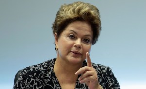 Rousseff aspira a ser reelegida en octubre y defiende su política industrial frente a empresarios desencantados