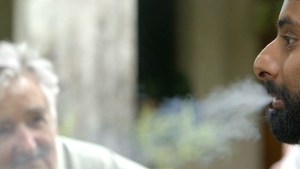 Periodista se fuma un “tabaco” de marihuana frente al presidente Mujica (Video)
