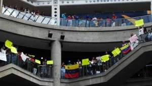 Se inicia protesta dentro del Centro Comercial El Recreo (Fotos)