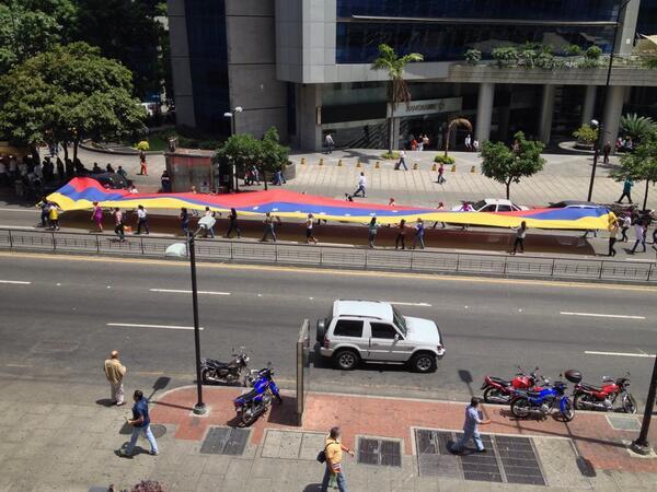 Manifestantes despliegan gigantesca bandera en El Rosal (Fotos)