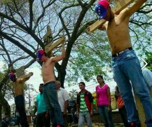 En víspera de Semana Santa, estudiantes se crucifican en Ciudad Bolívar (Fotos)
