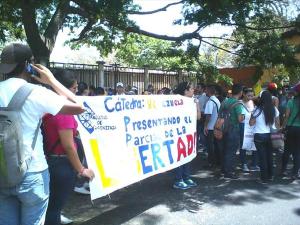 Estudiantes de la UC marchan hasta la Redoma de Guaparo (Fotos)