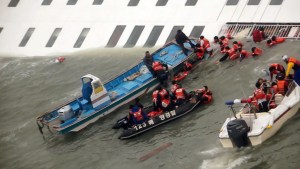 EEUU envía buque para ayudar en naufragio de ferry surcoreano