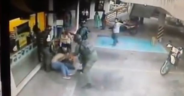 ¡La gente perdió el miedo! Ciudadanos rescatan a estudiante de las manos de la GNB (Video)