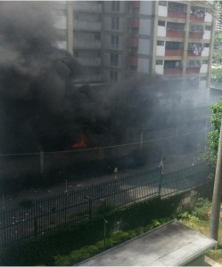 Se incendia un estacionamiento de un edificio en El Valle (Fotos)