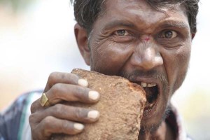 Este hombre es adicto a comer bloques ¿Se moriría de hambre en Venezuela? (Fotos)