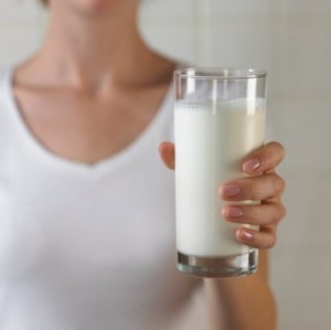 Consumir leche puede retrasar el avance de la osteoartritis en la mujer