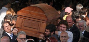 Lorenzo Mendoza carga el ataúd de su primo asesinado en El Ávila (Foto)