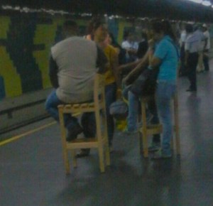 ¿Llevan sus propias sillas para sentarse en el Metro de Caracas? (Foto)