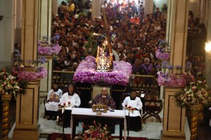 Feligreses asisten a la Basílica de Santa Teresa (Fotos)