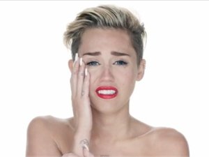 Miley Cyrus vive “el segundo peor día de su vida” por la muerte de su perro