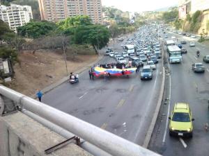 Cerrada la autopista Prados del Este por protesta #21A (Fotos)