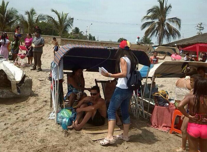 Estudiantes entregaron volantes en playa Cangrejo en Lechería #18A (Fotos)