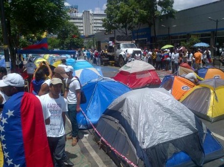Así esperan los jóvenes del campamento PNUD a la marcha #20A (Foto)