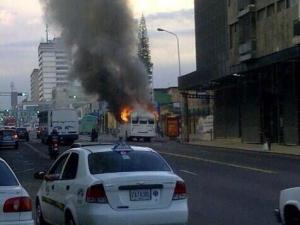 Incendiada unidad de transporte público en San Cristóbal #21A (Foto)