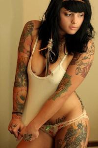Si te gustan las mujeres con curvas y tatuajes tienes que ver estas FOTOS