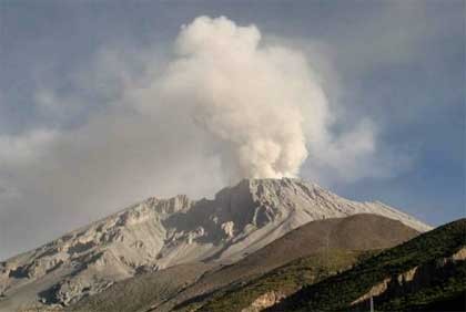 Reanudan evacuación de un segundo pueblo cercano al volcán Ubinas en Perú