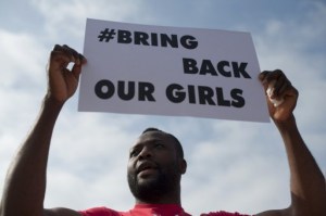 Londres ofrece a Nigeria aviones y militares para buscar a niñas secuestradas