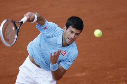 Djokovic vence a Chardy y alcanza la tercera ronda en Roland Garros
