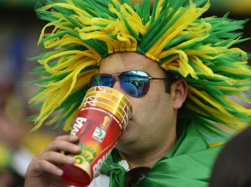 Cerveza y fútbol, un cóctel de pasiones para el Mundial-2014