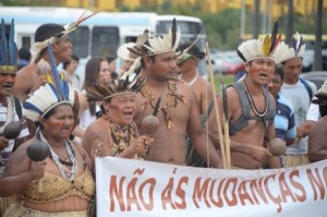 Los indígenas se suman a las protestas antiCopa en la capital de Brasil