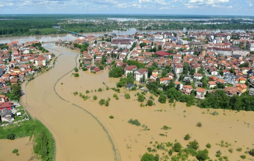 Las inundaciones en Serbia y Bosnia dejan a miles de personas sin hogar