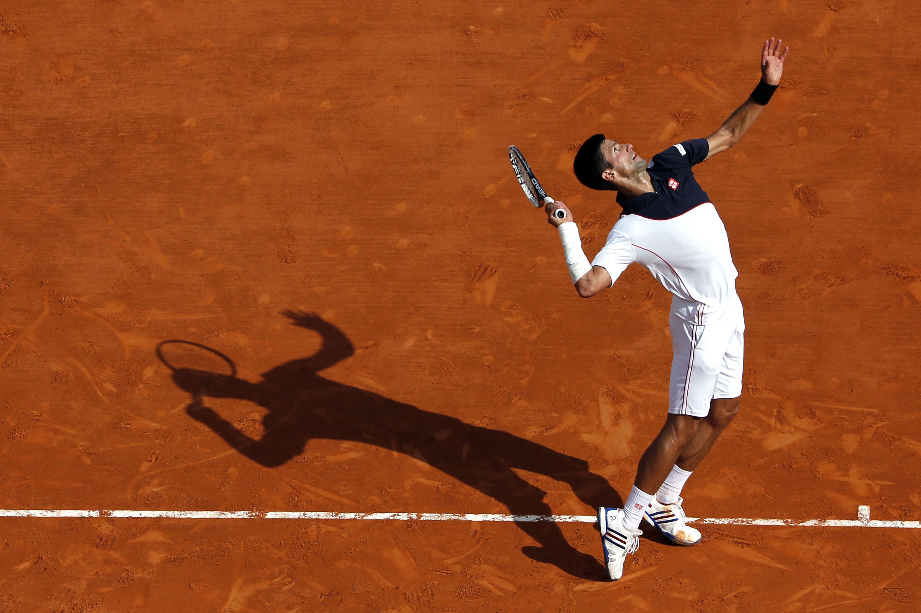 Djokovic se retira de torneo en Madrid por una lesión en el brazo derecho