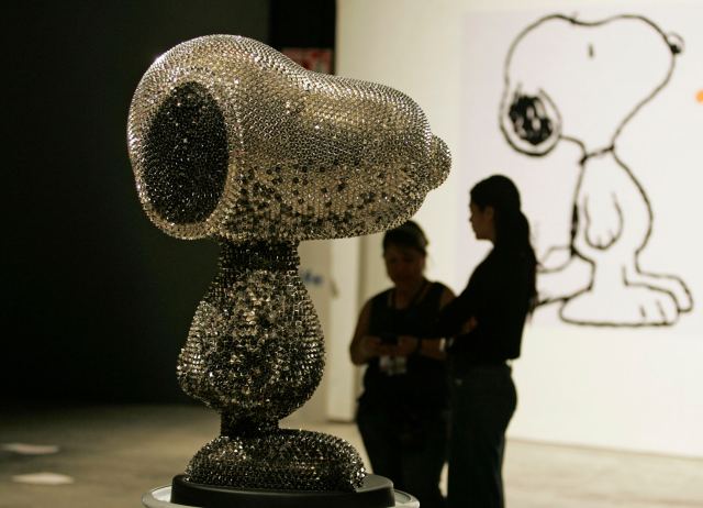 La gente se coloca cerca de una escultura Snoopy creado por un artista mexicano y en exhibición durante el evento "Snoopy visita Guadalajara" en una galería en Guadalajara 02 de mayo 2014. El evento es parte de una iniciativa de caridad para apoyar a las mujeres de Chiapas y su cultura, que se extenderá hasta el 17 de mayo REUTERS / Alejandro Acosta