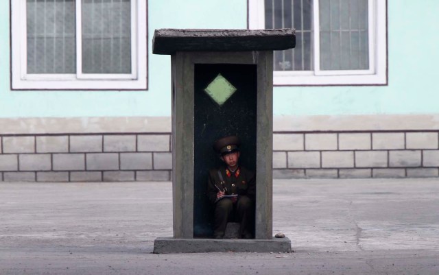 Un soldado de Corea del Norte se encuentra dentro de un puesto de vigilancia que en las orillas del río Yalu