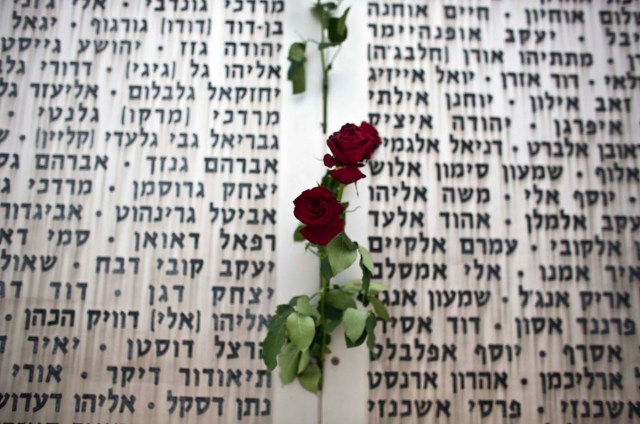 Rosas rojas se ven después de ser colocado en un muro conmemorativo, grabado con los nombres de los soldados caídos del Cuerpo de Blindados, antes de una ceremonia de Memorial Day en Latrun,